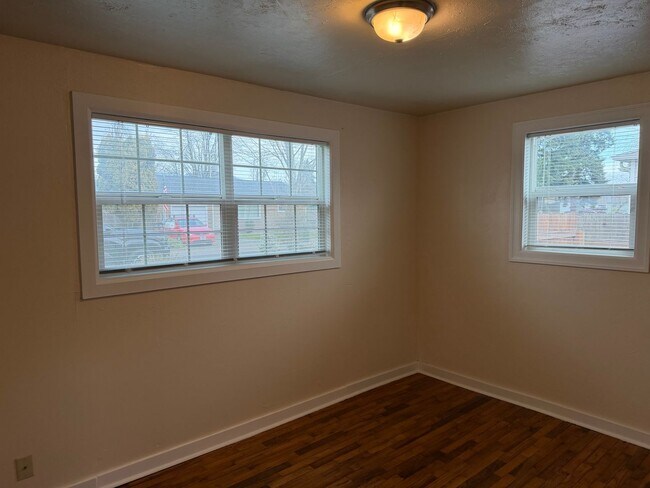 Building Photo - Updated 2 bedroom 1 bathroom house in Springfield!