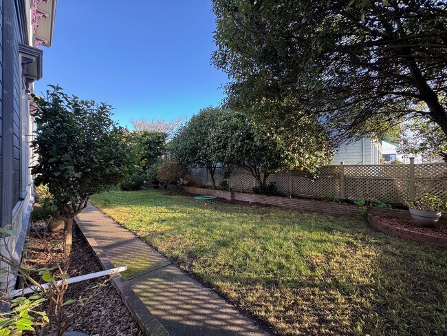 Building Photo - 801 Summer St