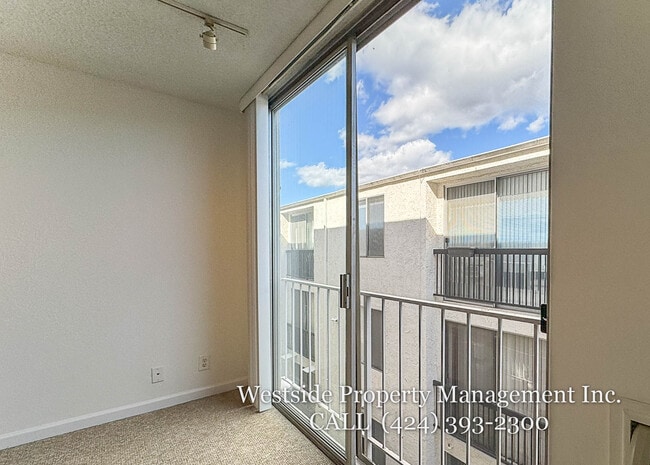 Building Photo - 11645 Montana Ave