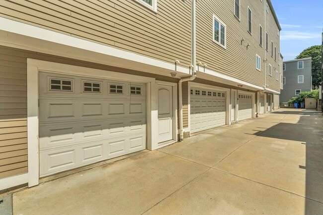 Building Photo - 83 Dresser St