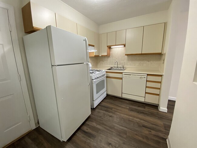 Building Photo - 385 Huse Rd