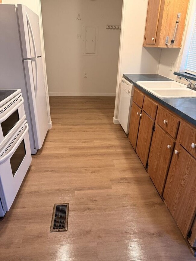 Building Photo - 21620 W Narramore Rd