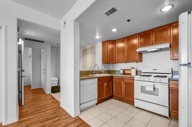 Building Photo - Luxurious Modern Condo in Alhambra