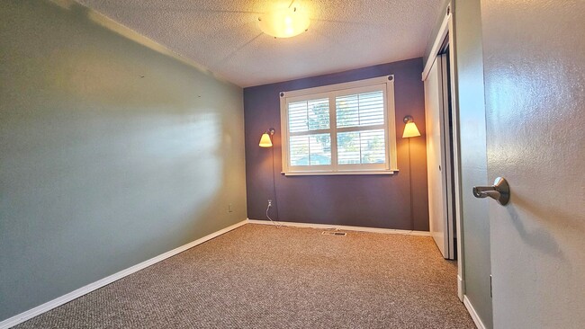 Building Photo - Charming 4 Bed 2 Bath Rambler with Office/...