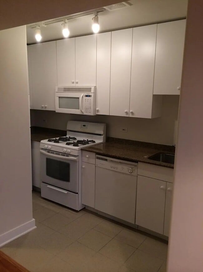 Building Photo - 4335 W Irving Park Rd