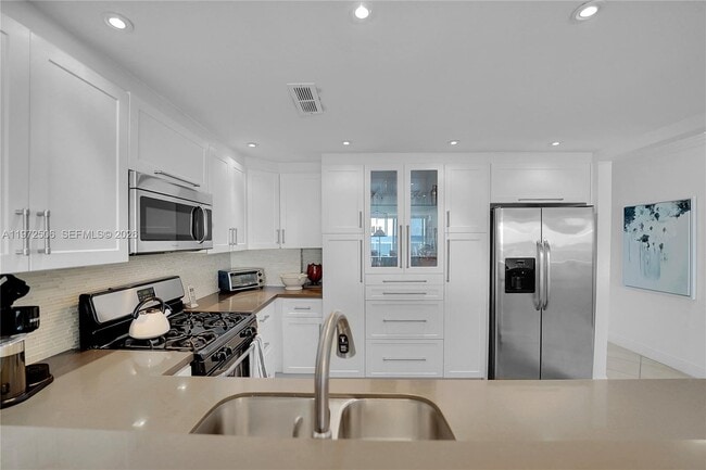 Building Photo - 3140 S Ocean Dr