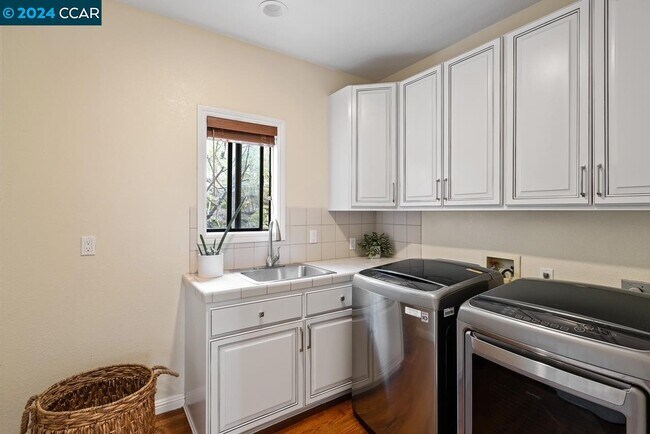 Building Photo - 3040 Stonegate Dr