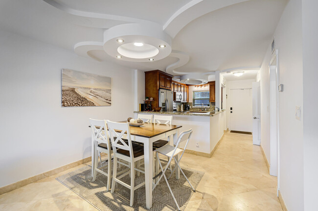 Building Photo - 1161 Hillsboro Mile