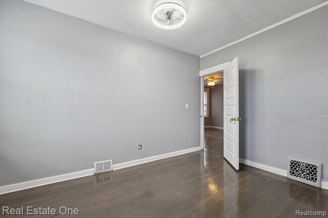 Building Photo - 304 Hendrie St