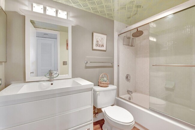 Building Photo - 4070 Tivoli Ct