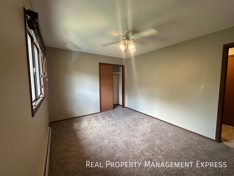 Building Photo - Spacious 2 Bedroom Apartment