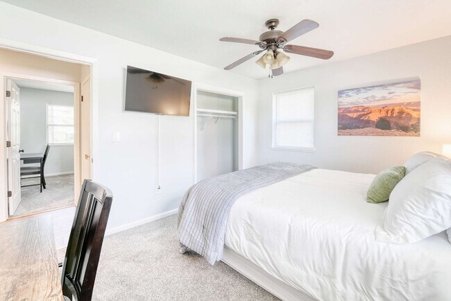 Building Photo - 1308 SE E St