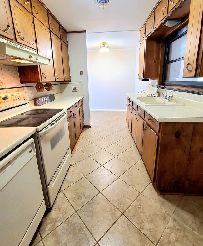 Building Photo - 2315 Pine Crest Dr