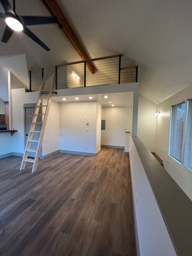Building Photo - Studio on Awbrey Butte with Great Views