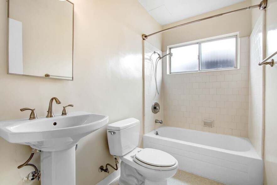 Building Photo - 2015-2019 4th Street in Santa Monica - steps to Main St. and the beach!