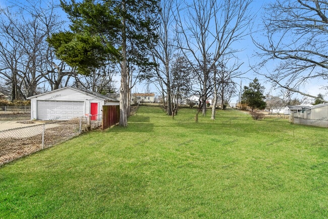 Building Photo - 335 De Smet Dr