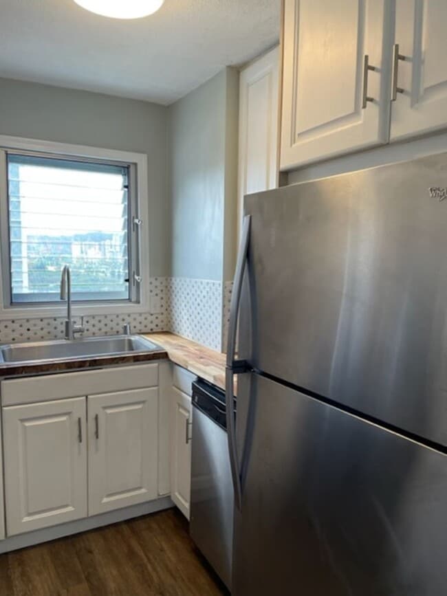 Building Photo - Ala Wai Cove- 2 Bed, 1 Bath with 1 assigne...