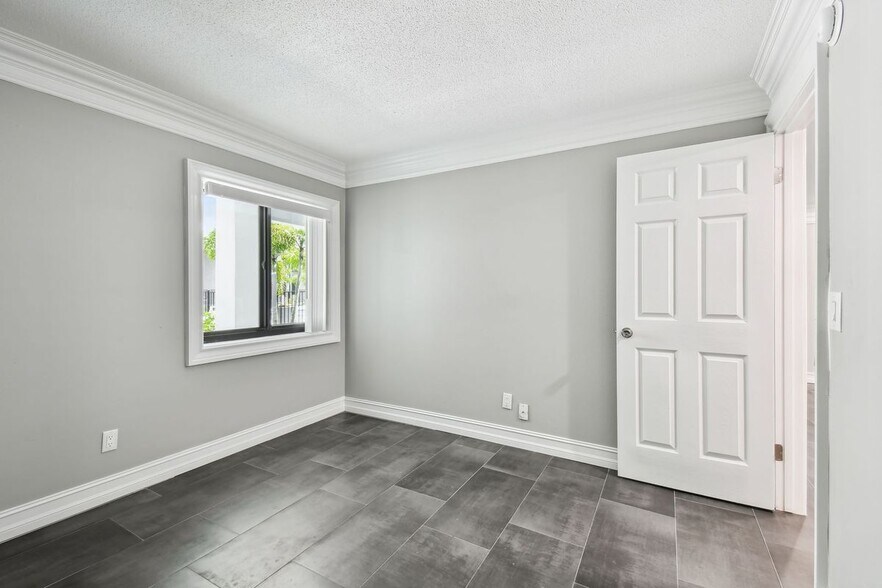 Building Photo - 2942 W Bay Dr