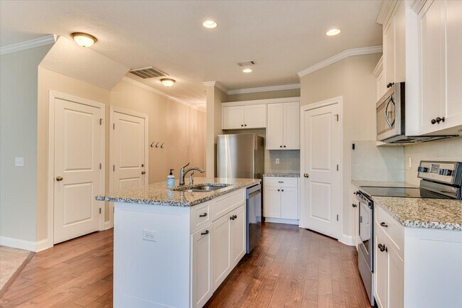 Building Photo - 3 Bedroom 2.5 Bath in Canterbury Farms!