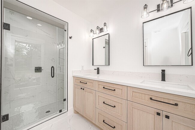 Building Photo - 6254 Locke Ln