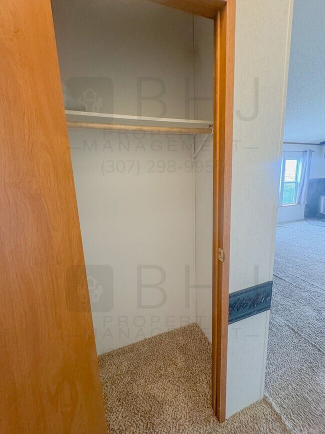 Building Photo - Dog Friendly, 3 Bed/ 2 Bath SFH