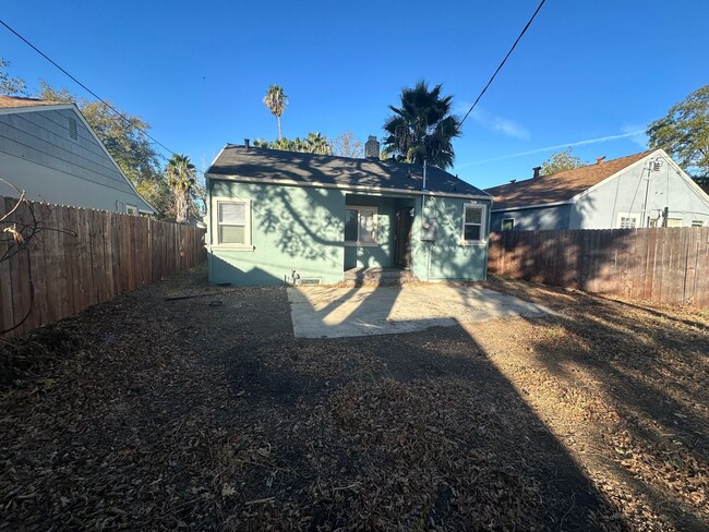 Building Photo - Two Bedroom Home with Huge Yard