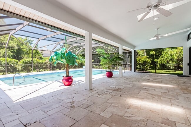 Building Photo - Newly Renovated 3 Bedroom Pool Home in Des...
