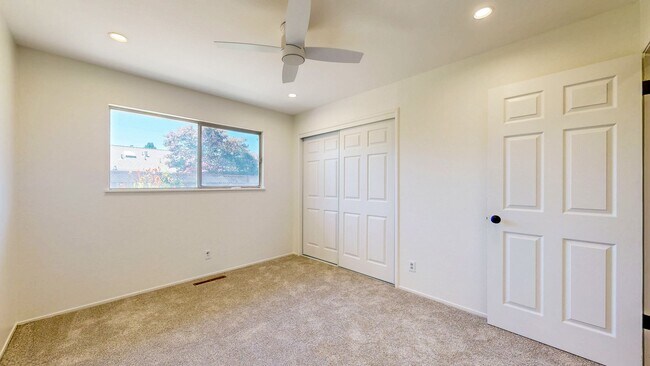 Building Photo - 1925 Leafgreen Dr
