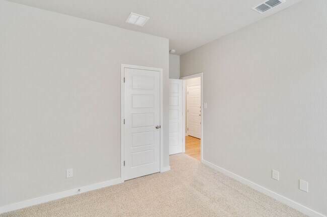 Building Photo - Luxury Duplex in Buda TX!