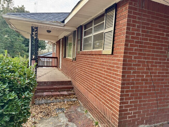 Building Photo - 556 Lamar Dr