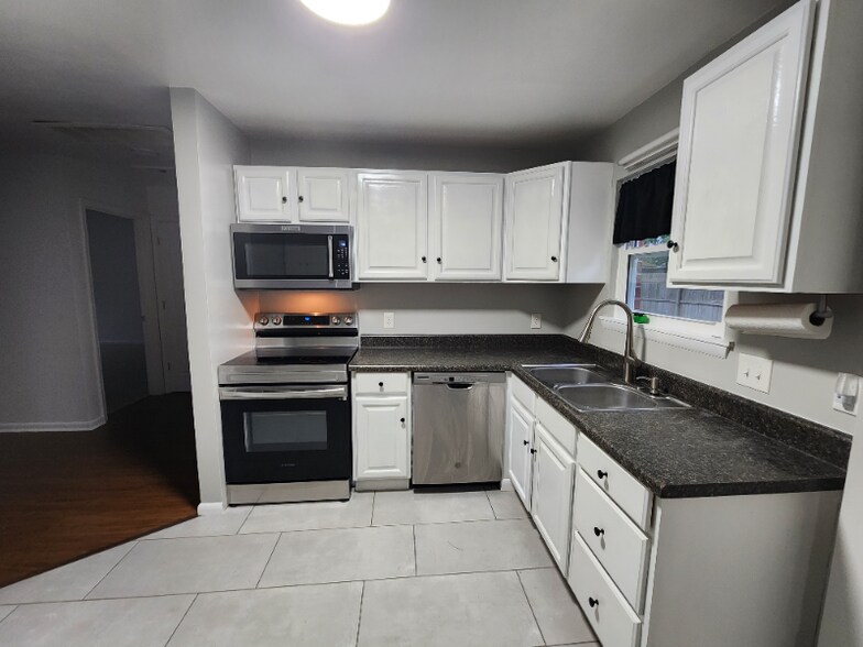 Building Photo - 300 Hurdle Dr