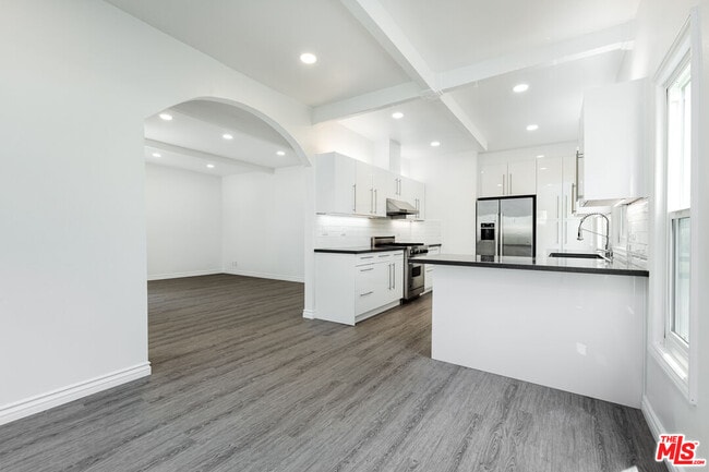 Building Photo - 8718 Rosewood Ave