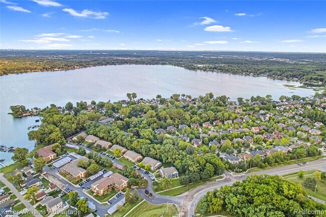 Building Photo - 855 S Pontiac Trail