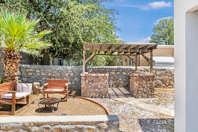 Building Photo - 6529 Jim De Groat Dr