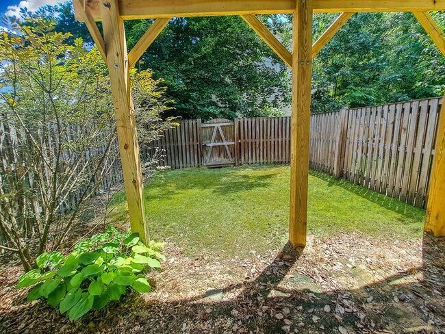 Building Photo - Charming 3-Level Brick Townhome in Waldorf...