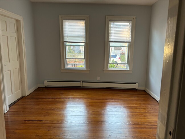 Living room with lots of natural light - 47 William St