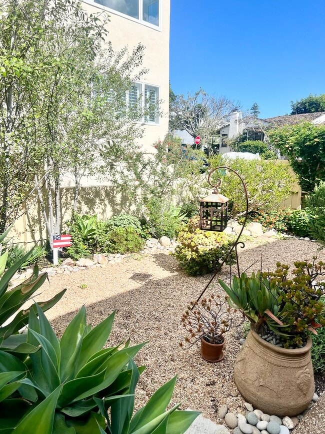 Building Photo - La Playa 1 bedroom, 1 bath Steps to Bay & Point Loma Village