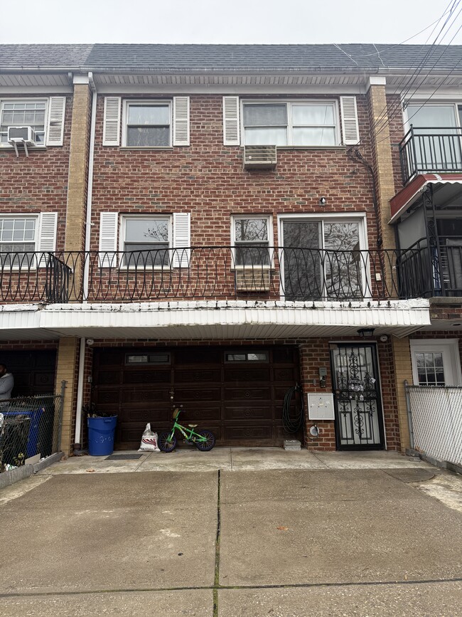 Balcony - 6961 Alderton St