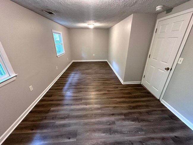 Building Photo - 3 Bedrooms, 1 Bathroom - North Rome House