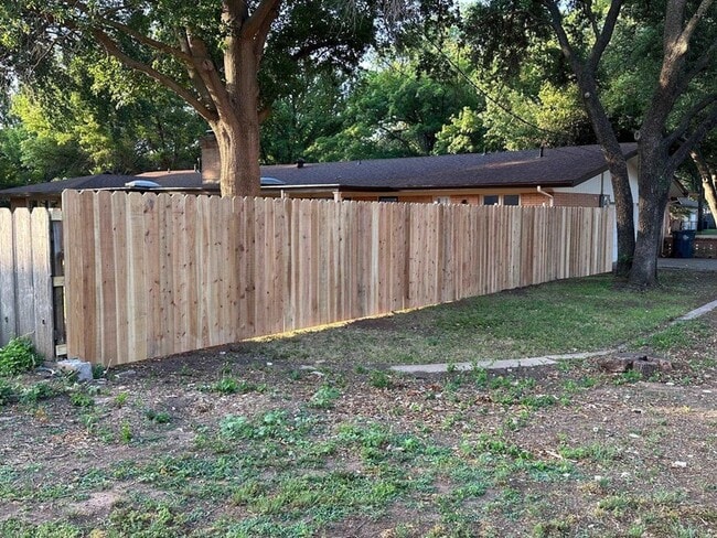 Building Photo - 2108 Granada Dr