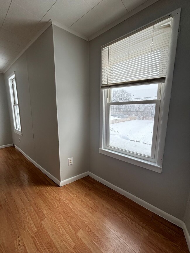 Building Photo - 149 River St
