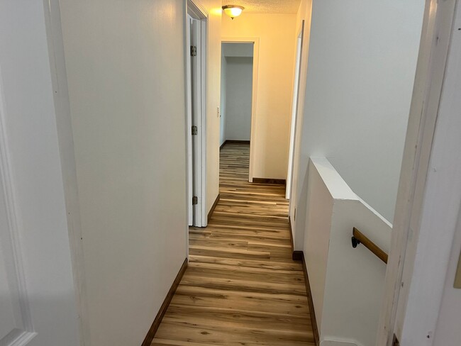 Building Photo - 4 Bedroom, 1.5 Bathroom Duplex on Blooming...