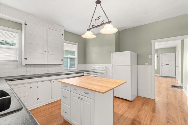 Building Photo - Spacious 3 bedroom, 1 Bath House in Inner SE Portland - Everything Right at Your Doorstep!