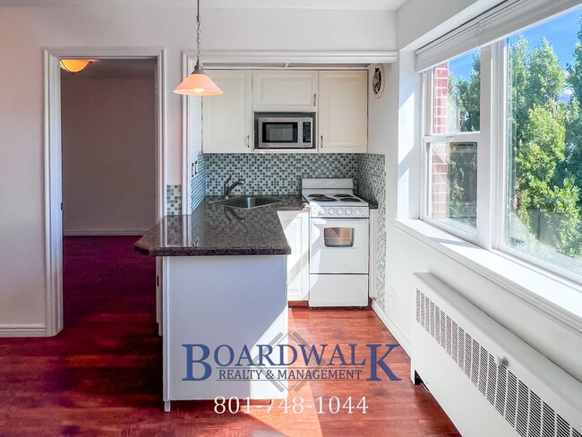 Building Photo - Beautiful Top Floor University Condo with ...