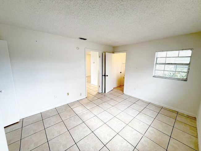 Building Photo - Charming 1-Bedroom Spacious Retreat in Bra...