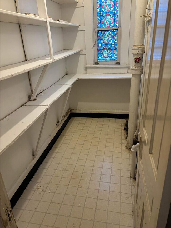 Building Photo - Cute 3 bedroom with basement and Detached ...