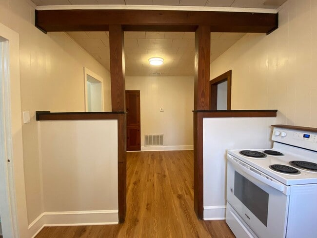 Building Photo - CUTE 2 BEDROOM