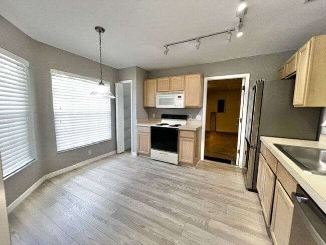 Building Photo - 2024 Donegan Pl