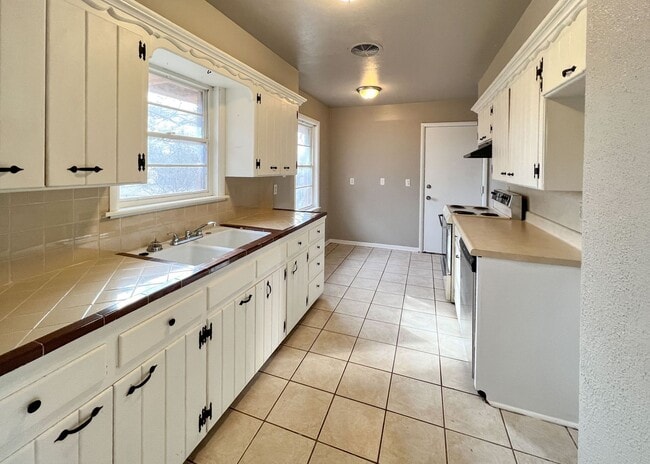 Building Photo - Charming Home Near 15th & Boulevard