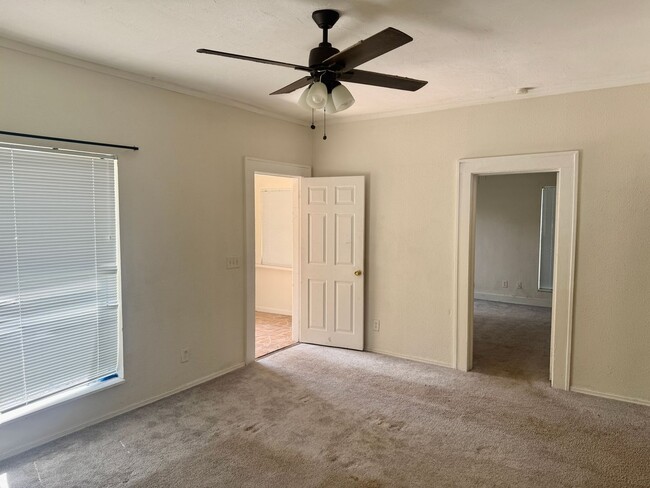 Building Photo - 3/1 Located in South St. Pete!